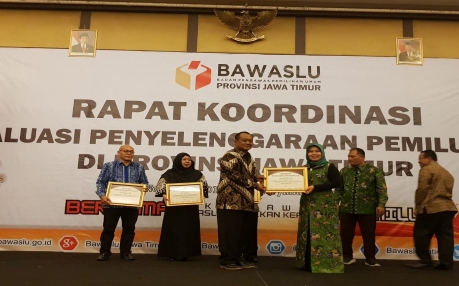 Penghargaan Mitra Kerja Bawaslu Jawa Timur